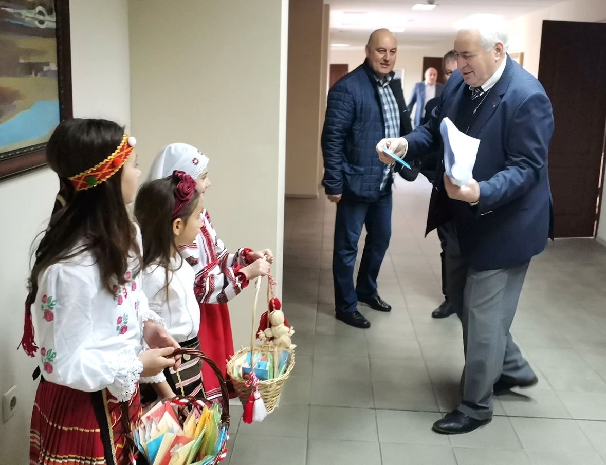 Деца подариха мартеници за здраве в Общински съвет - Плевен